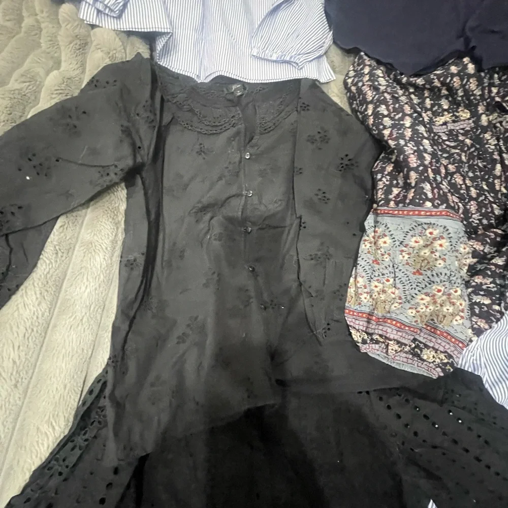 Assorted 16 Women's Blouses Collection - Picture 6 of 16